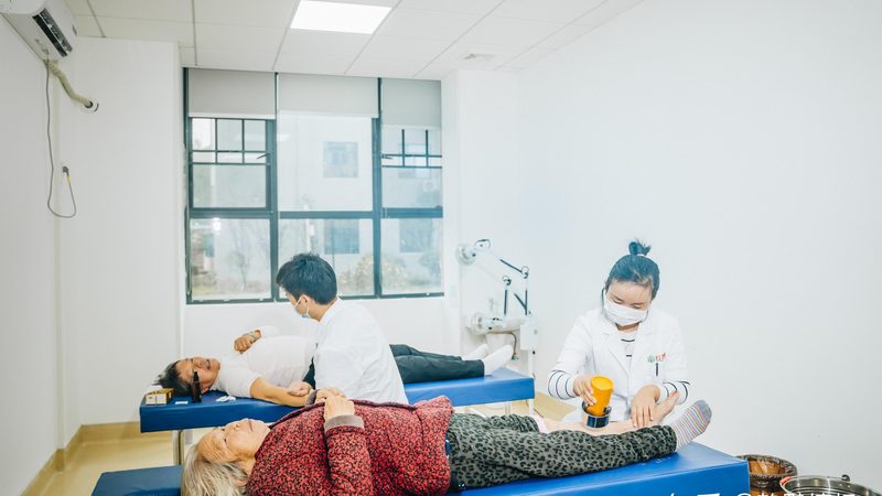 在了解政策和评估失能等级后，接下来就是准备申请材料。通常需要准备以下材料：